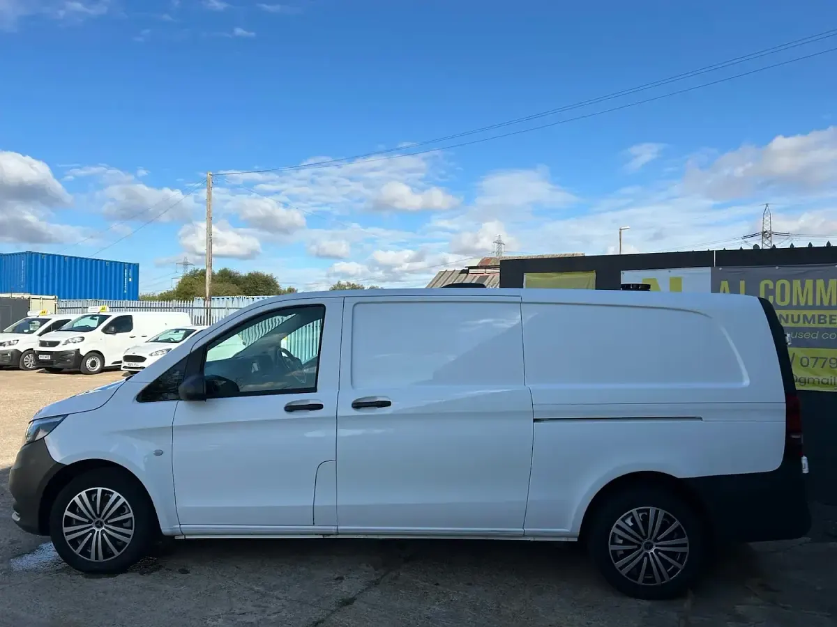 Used Mercedes Vito Progressive 161 HP (118 kW) 2021 White Van