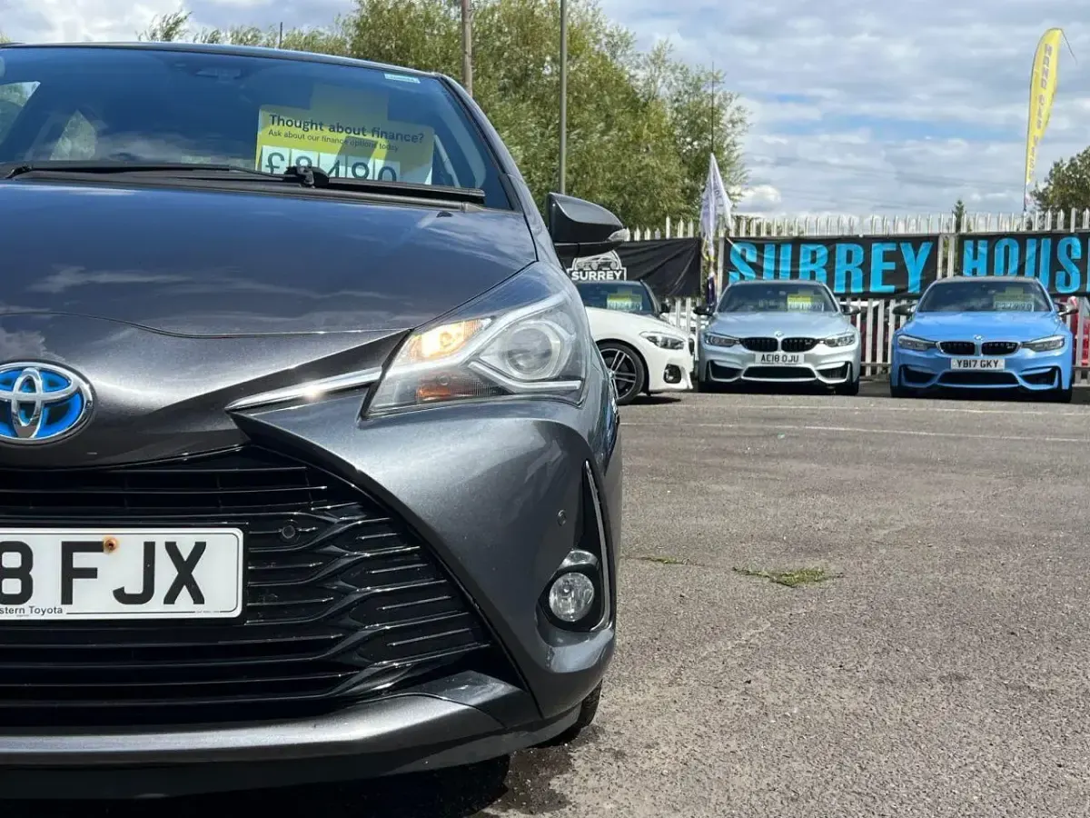 Used Toyota Yaris 100 HP (73 kW) 2018 Grey Hatchback