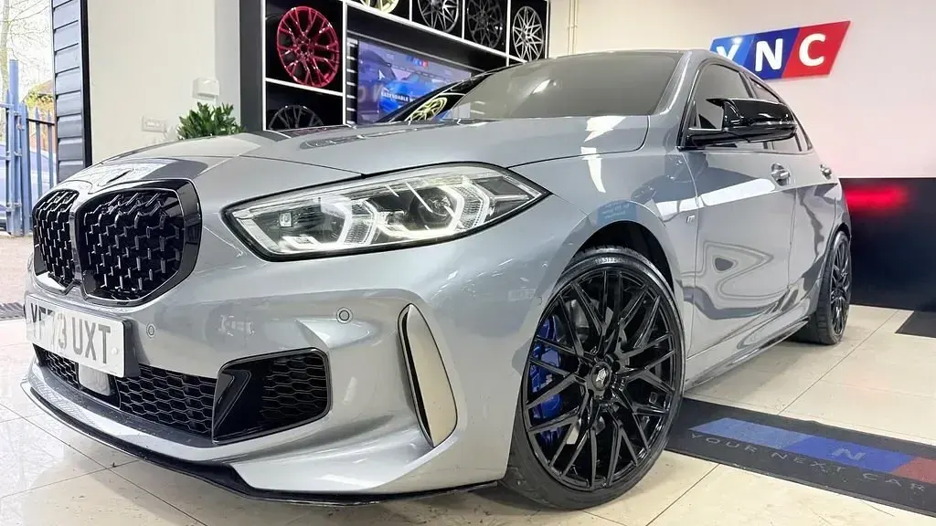 Usado BMW M135 Comfort Edition 306 CV (225 kW) 2023 Gris Utilitario