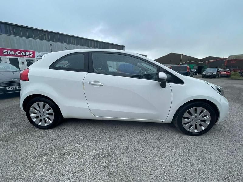 Used Kia Rio 85 HP (62 kW) 2013 White Hatchback