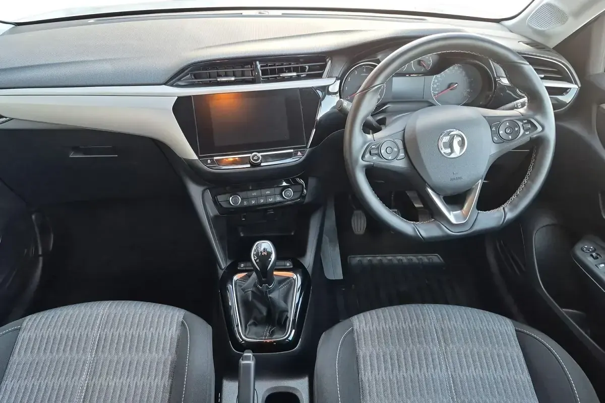 Second-hand Vauxhall Corsa Edition 75 CP (55 kW) 2022 Alb Hatchback