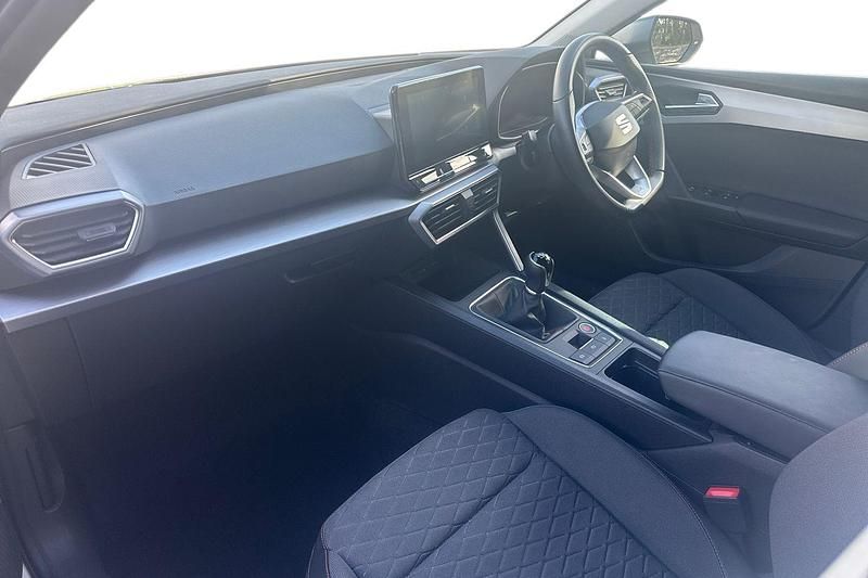Begagnad Seat Leon FR 150 HK (110 kW) 2024 Vit Halvkombi