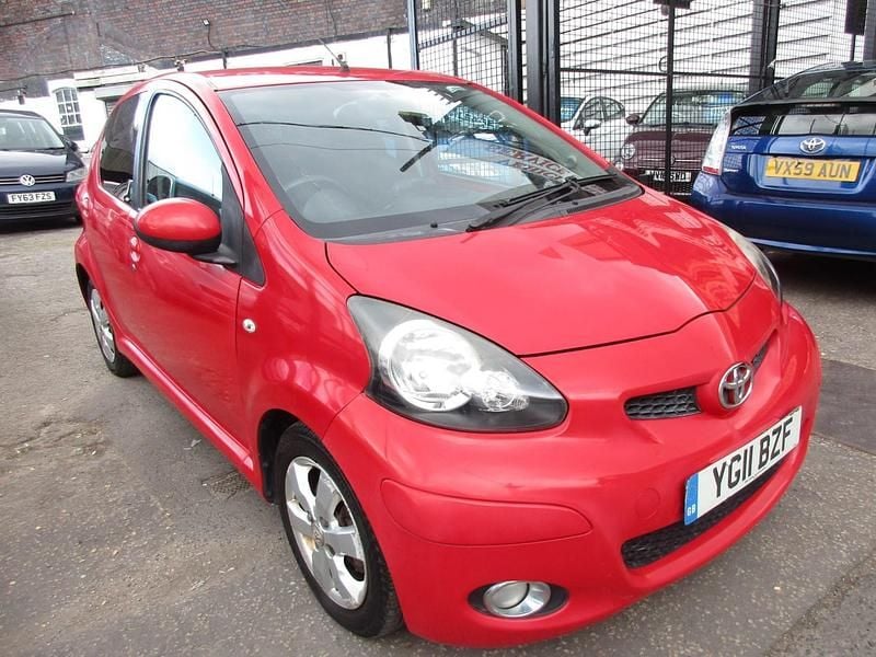 Used Toyota Aygo 68 HP (50 kW) 2011 Red Hatchback