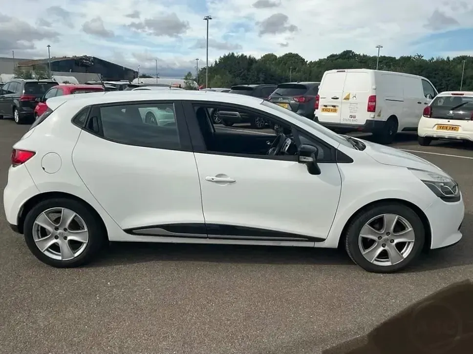 Used Renault Clio Dynamique 90 HP (66 kW) 2016 White Hatchback