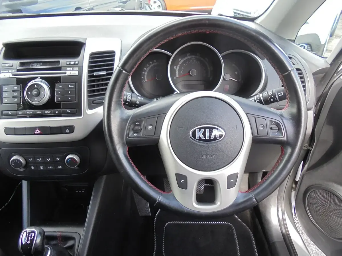 Used Kia Venga 90 HP (66 kW) 2015 Silver Hatchback