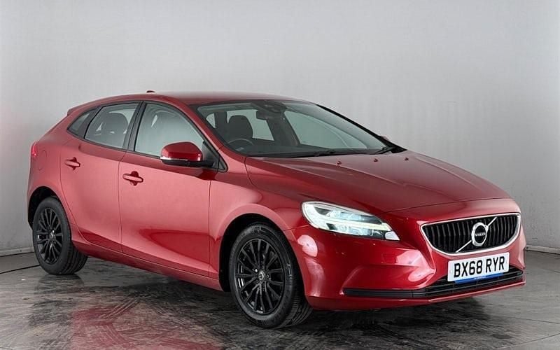 Used Volvo V40 Momentum 122 HP (89 kW) 2018 Red Hatchback