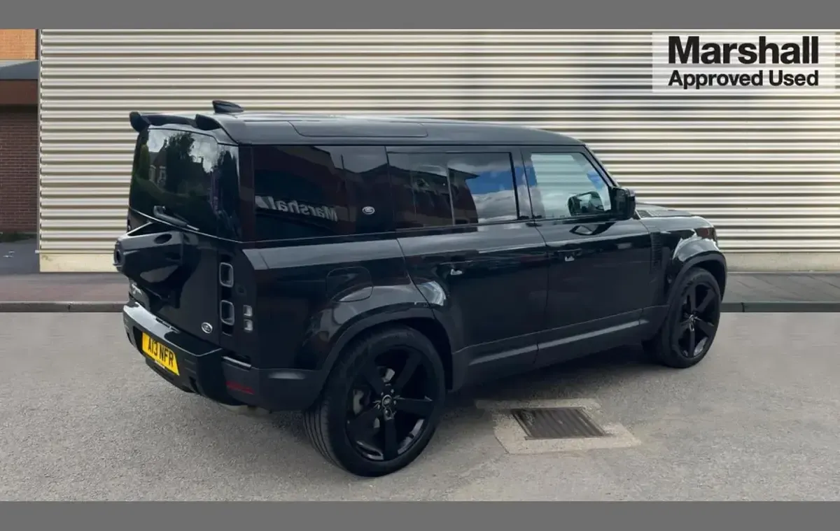 Used Land Rover Defender SE 249 HP (183 kW) 2021 Santorini black metallic SUV