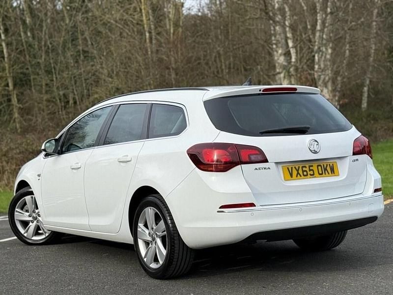 Used Vauxhall Astra SRi 136 HP (100 kW) 2016 White Estate