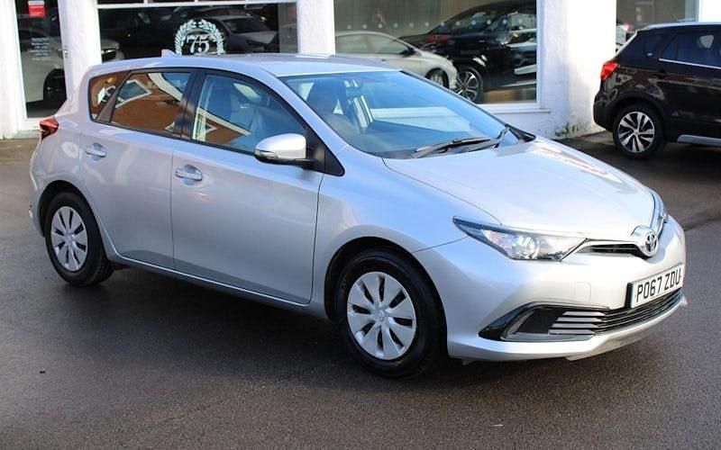 Used Toyota Auris Active 99 HP (72 kW) 2017 Silver Hatchback