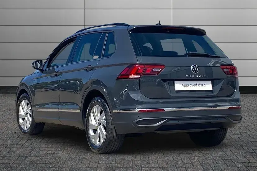 Used VW Tiguan Life 150 HP (110 kW) 2023 Urano grey SUV