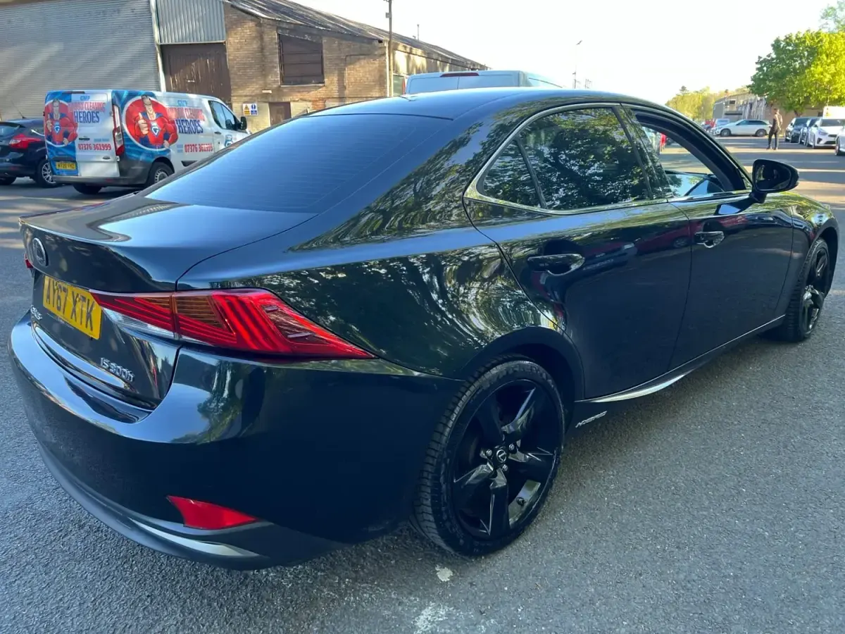 Usado Lexus IS300h Sport Line 223 CV (164 kW) 2017 Negro Berlina