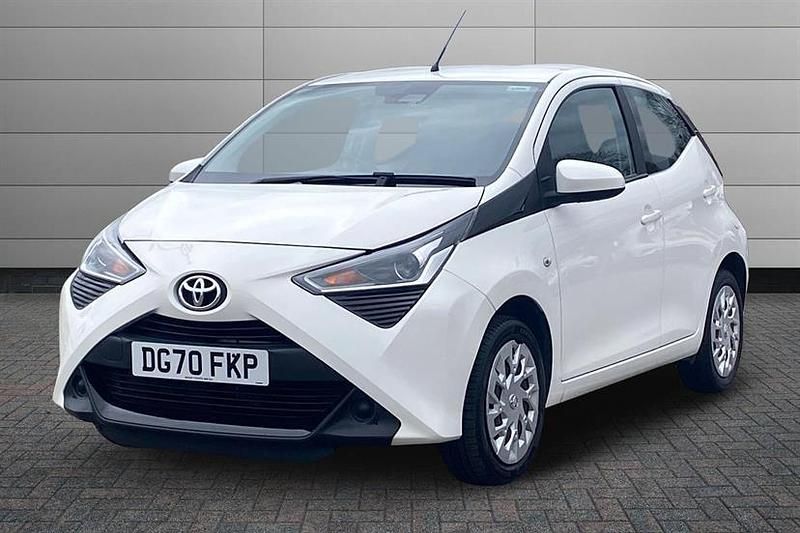 Used Toyota Aygo X-play 72 HP (52 kW) 2020 White Hatchback