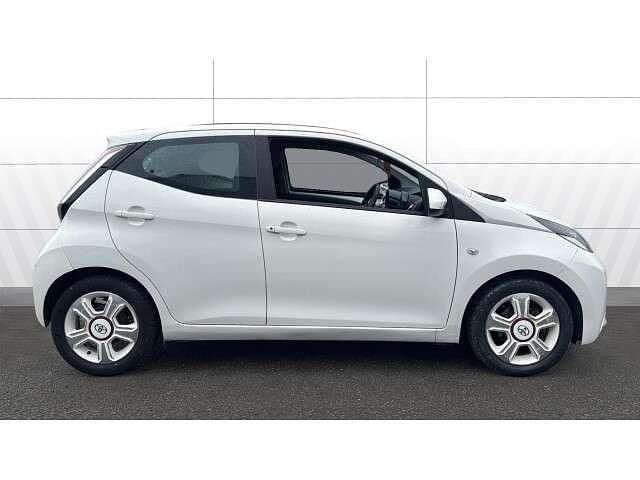 Begagnad Toyota Aygo 69 HK (50 kW) 2017 Vit Halvkombi
