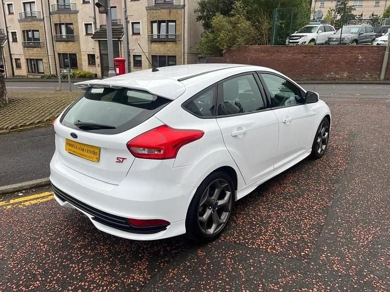 Used Ford Focus ST 185 HP (136 kW) 2015 White Hatchback