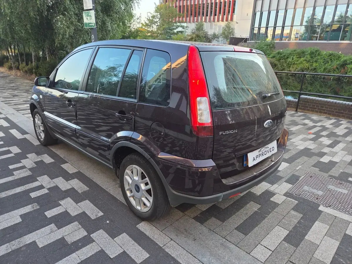 Used Ford Fusion Zetec 68 HP (50 kW) 2009 Red Hatchback