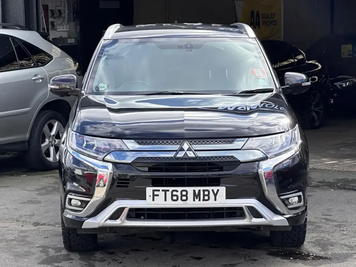 Używany Mitsubishi Outlander P-HEV 2018 Czarny Kombi