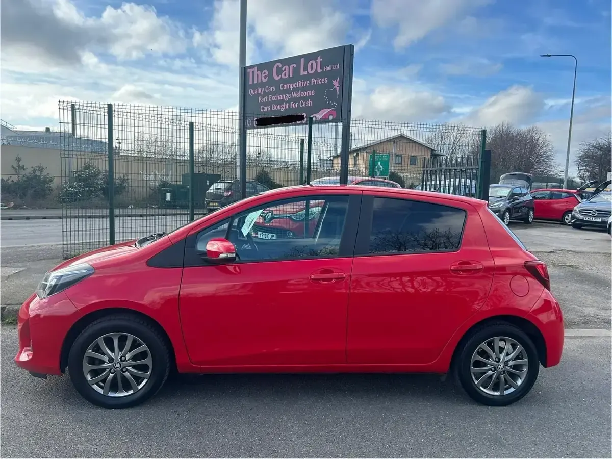 Used Toyota Yaris 99 HP (72 kW) 2016 Red Hatchback