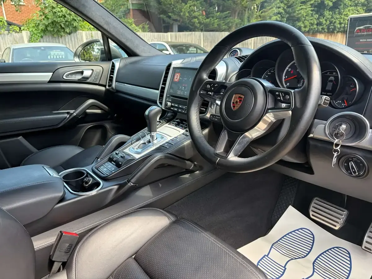 Used Porsche Cayenne Turbo 545 HP (400 kW) 2017 Grey SUV