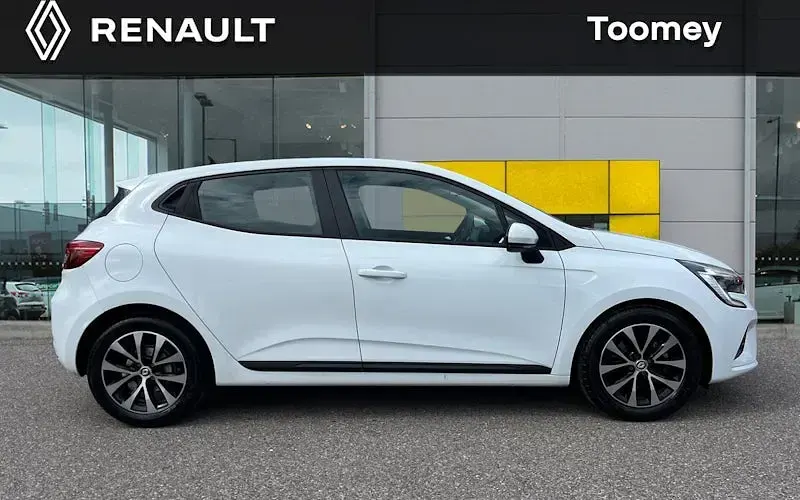 Begagnad Renault Clio V Iconic 140 HK (102 kW) 2022 Vit Halvkombi