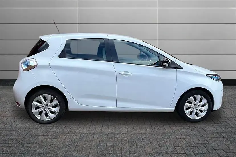 Used Renault Zoe Dynamique 64 kW (88 HP) 2016 White Hatchback