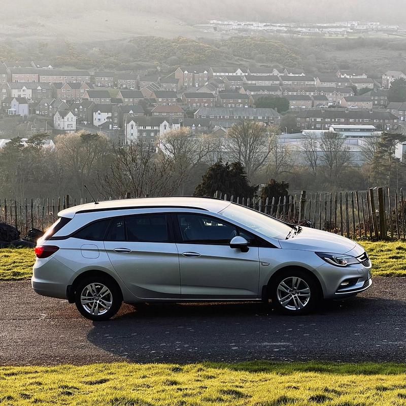 Używany Vauxhall Astra 110 KM (80 kW) 2024 Srebrny