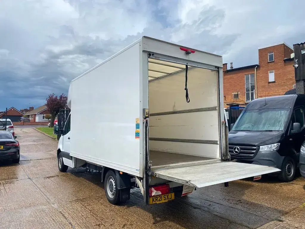 Used Mercedes Sprinter Progressive 161 HP (118 kW) 2021 White Van