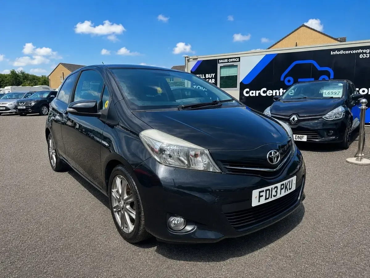 Used Toyota Yaris SR 99 HP (72 kW) 2013 Black Hatchback