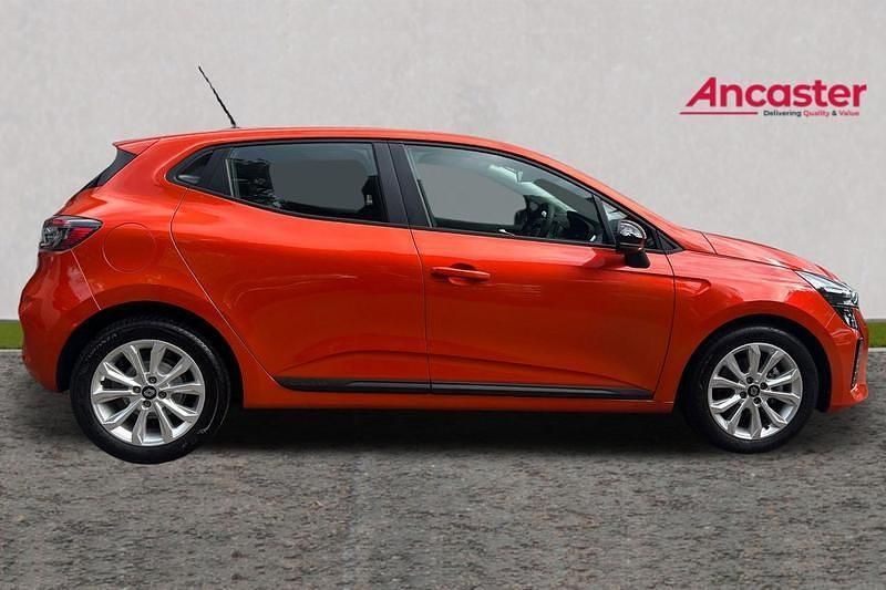 Used Renault Clio V Evolution 143 HP (105 kW) 2024 Orange Hatchback