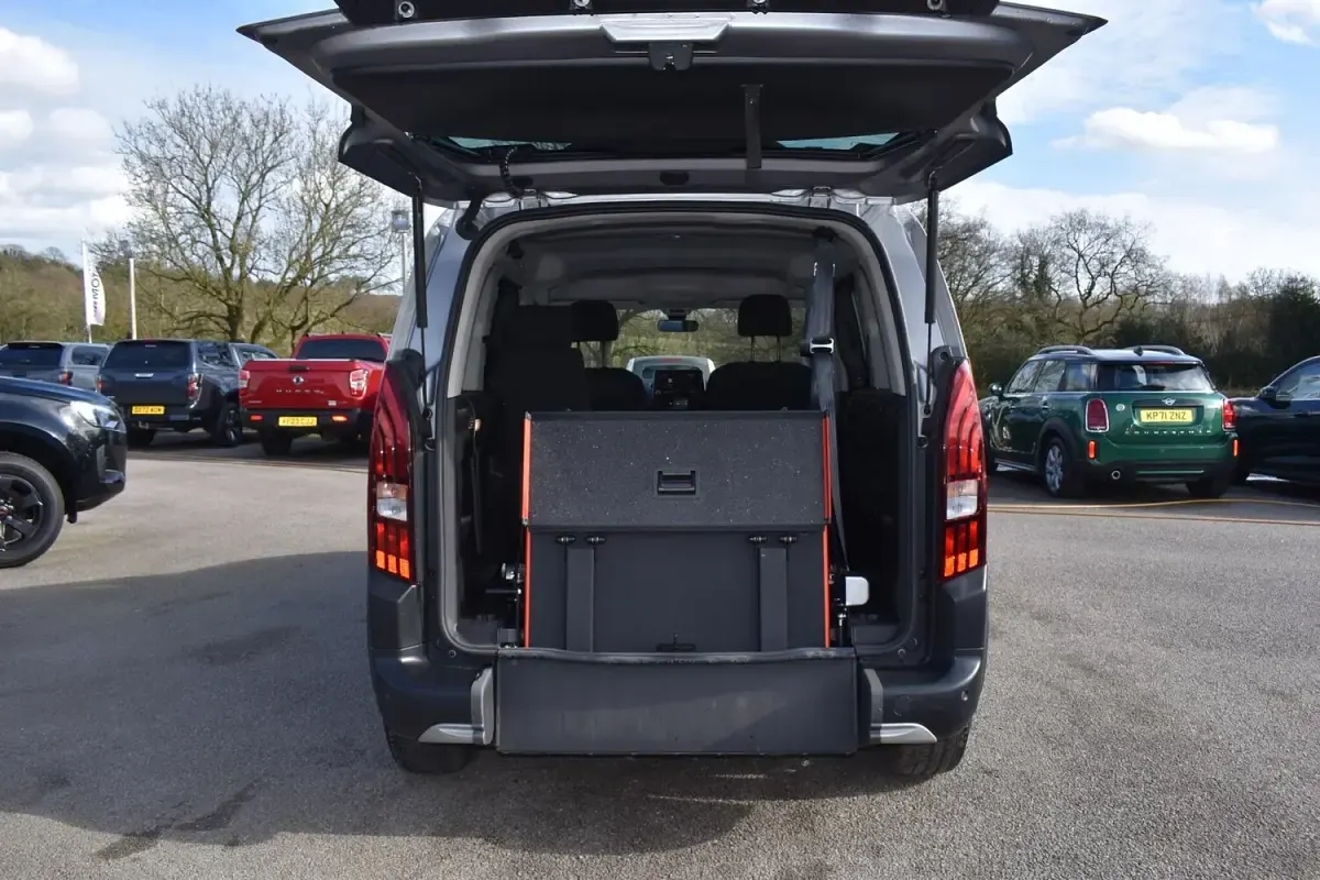 Usado Peugeot Rifter GT-line 131 HP (96 kW) 2023 Cinzento Monovolume