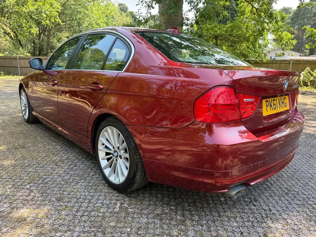 Used BMW 320 Exclusive 184 HP (135 kW) 2011 Red Sedan