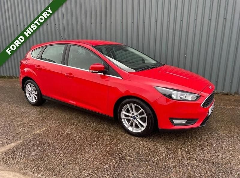 Used Ford Focus Zetec 120 HP (88 kW) 2015 Red Hatchback