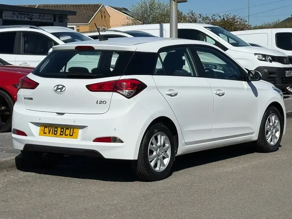 Used Hyundai i20 SE 84 HP (61 kW) 2018 White Hatchback