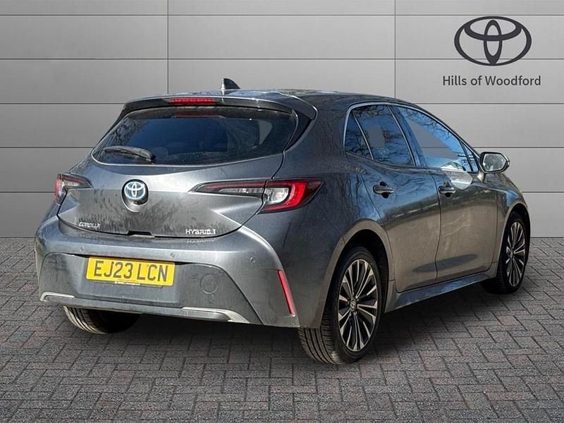 Begagnad Toyota Corolla Design 2023 Grå Halvkombi
