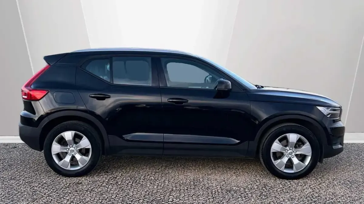 Used Volvo XC40 Momentum 194 HP (142 kW) 2022 Black SUV