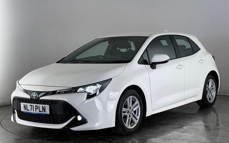 Used Toyota Corolla 122 HP (89 kW) 2021 White Hatchback