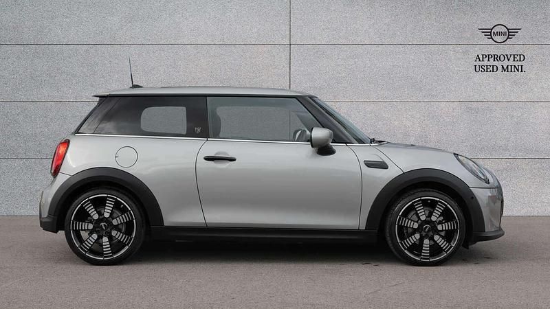 Used Mini Cooper Exclusive 134 HP (98 kW) 2024 Silver Hatchback