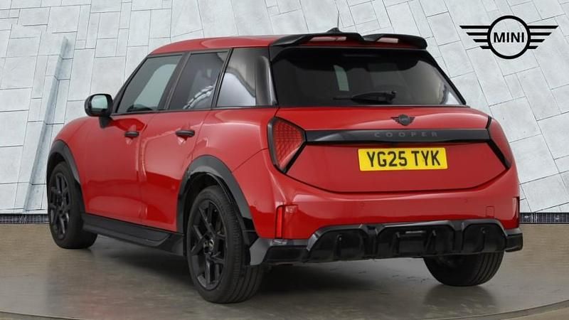 Begagnad Mini Cooper Hatch 113 kW (154 HK) 2025 Röd Halvkombi