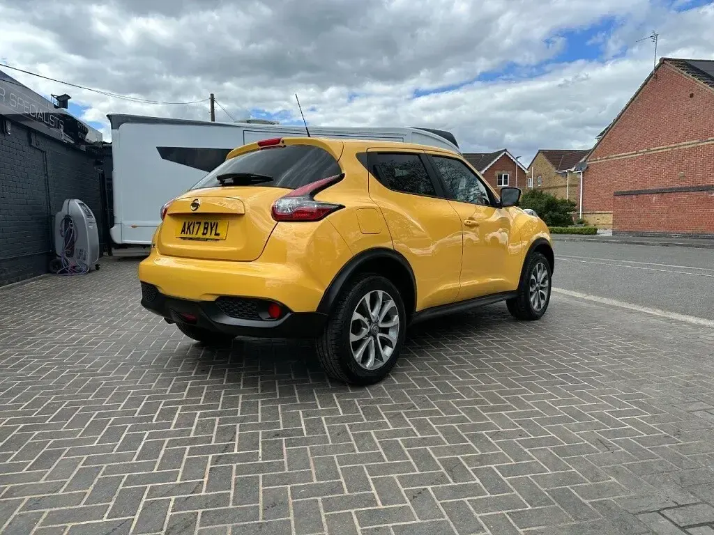 Used Nissan Juke Tekna 117 HP (86 kW) 2017 Yellow SUV