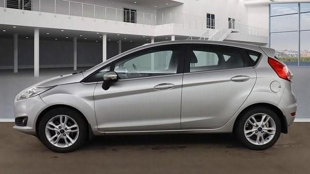 Usado Ford Fiesta Zetec 75 HP (55 kW) 2015 Prateado Citadino