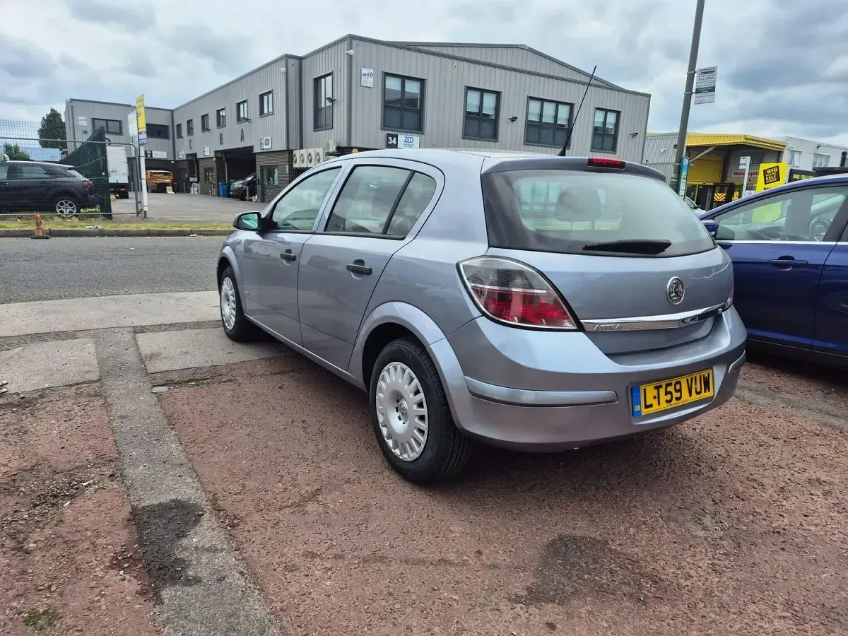 Used Vauxhall Astra 138 HP (101 kW) 2009 Silver Hatchback