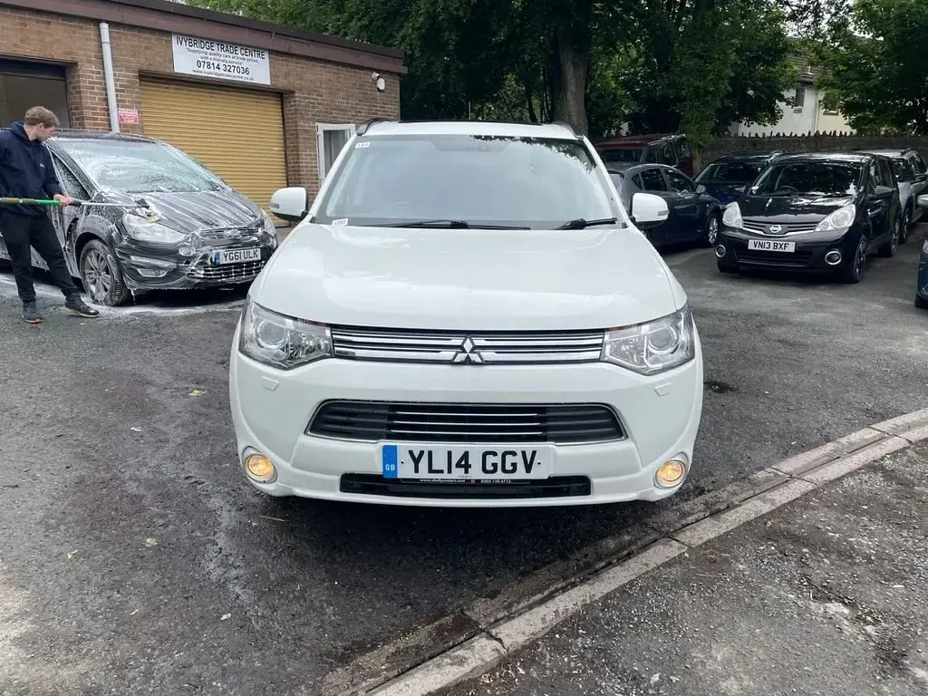 Used Mitsubishi Outlander P-HEV 200 HP (147 kW) 2014 White Estate