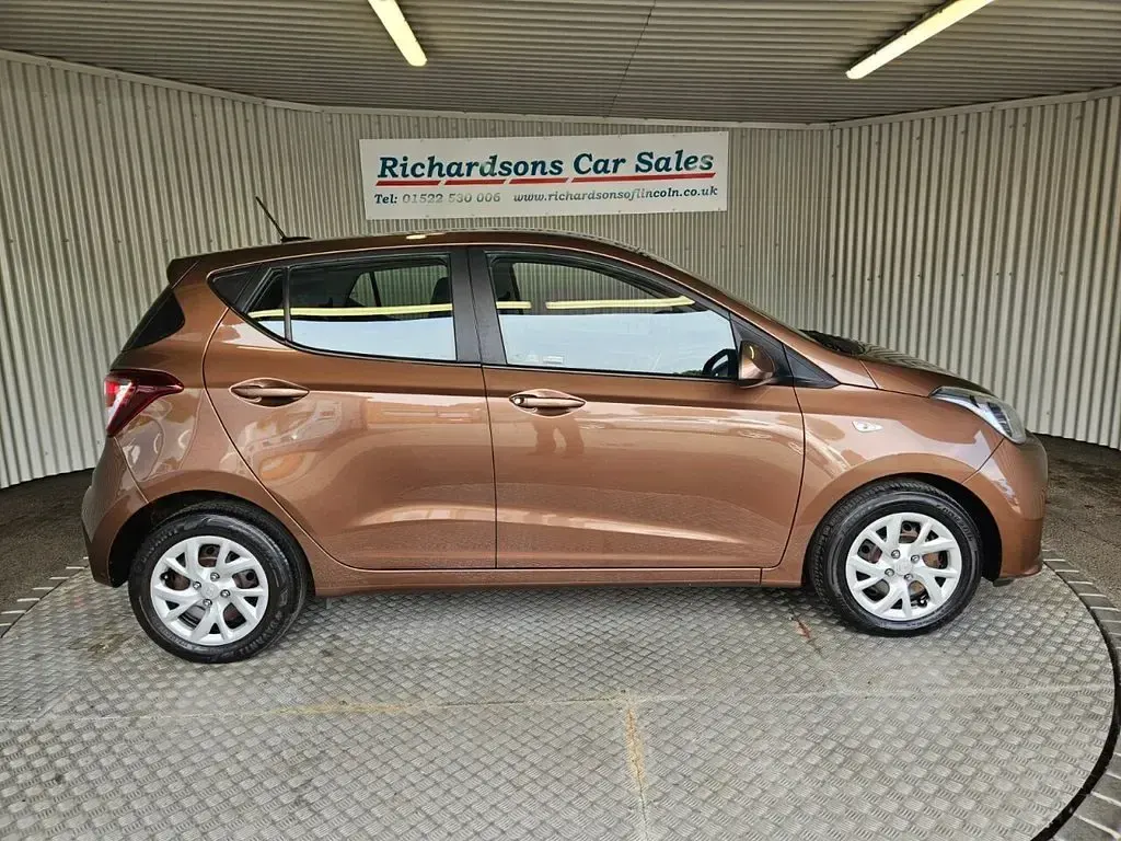 Used Hyundai i10 SE 67 HP (49 kW) 2017 Brown Hatchback