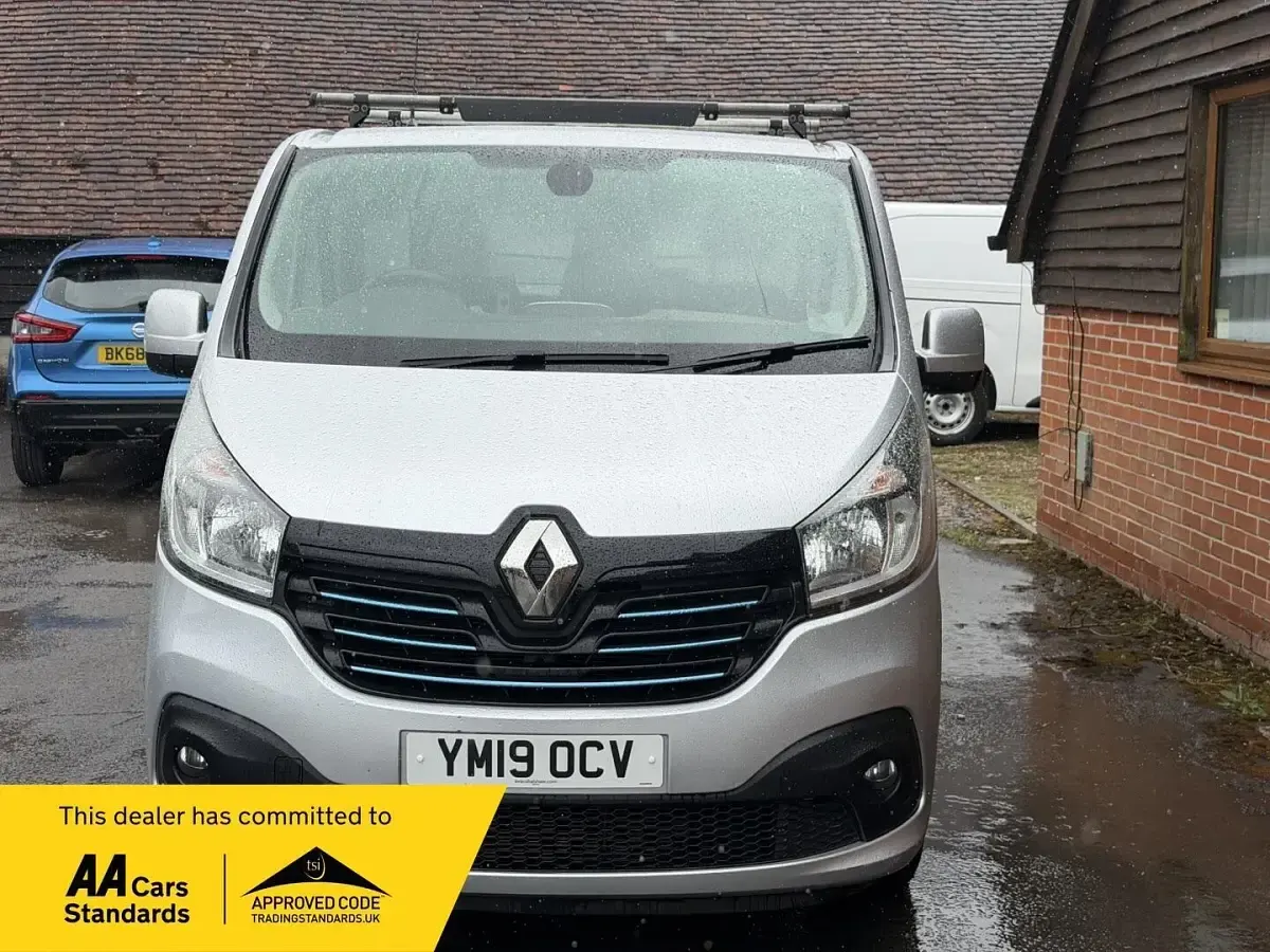 Używany Renault Trafic 2019 Srebrny Minivan