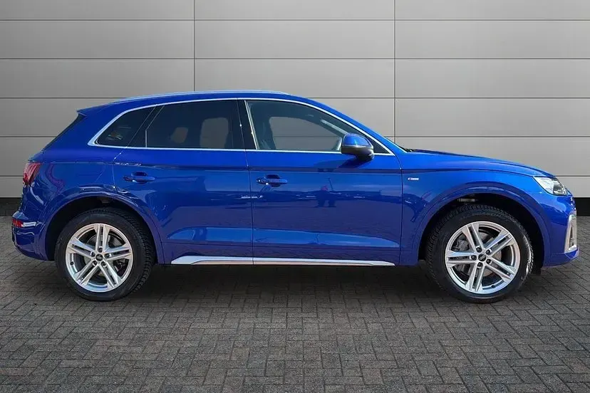 Used Audi Q5 S-Line 261 HP (191 kW) 2023 Ultra blue SUV