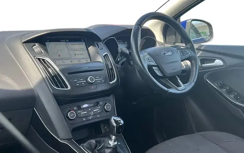Used Ford Focus Titanium 120 HP (88 kW) 2017 Blue Hatchback