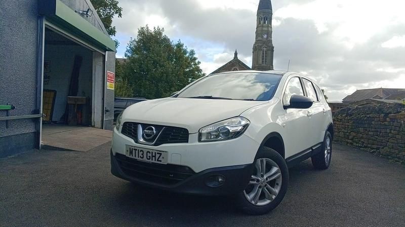 White Used 2013 Nissan Qashqai +2 Acenta SUV | £2,299 (Fair price) - Image 1/4