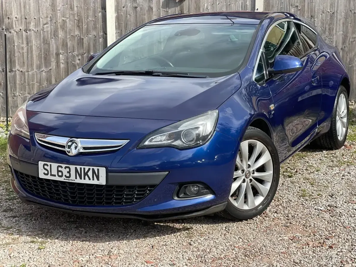 Used Vauxhall Astra GTC SRi 140 HP (102 kW) 2013 Blue Hatchback