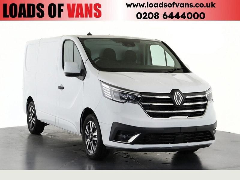 Solid glacier white New 2025 Renault Trafic MPV | £25,490 (Super price) - Image 1/4