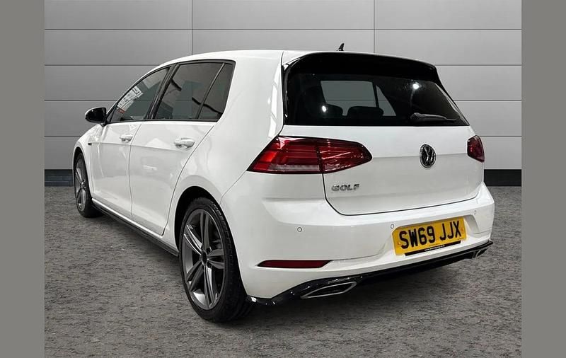 Second-hand VW Golf VIII R-line Edition 147 CP (108 kW) 2020 Alb Hatchback