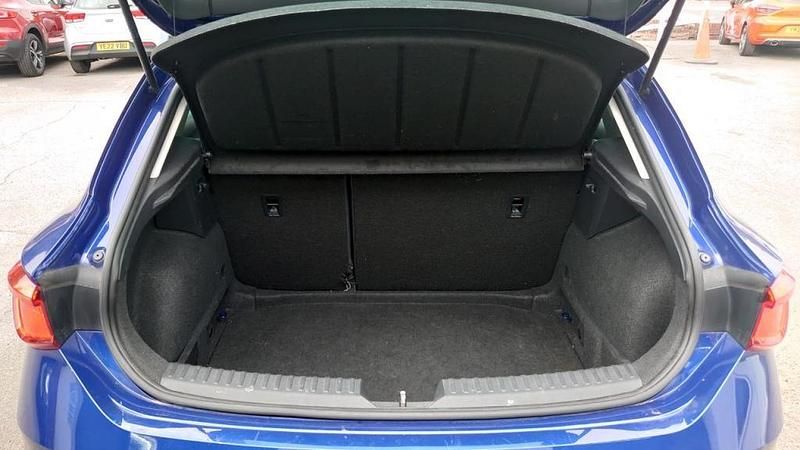 Begagnad Seat Leon SE Dynamic 130 HK (95 kW) 2020 Blå Halvkombi
